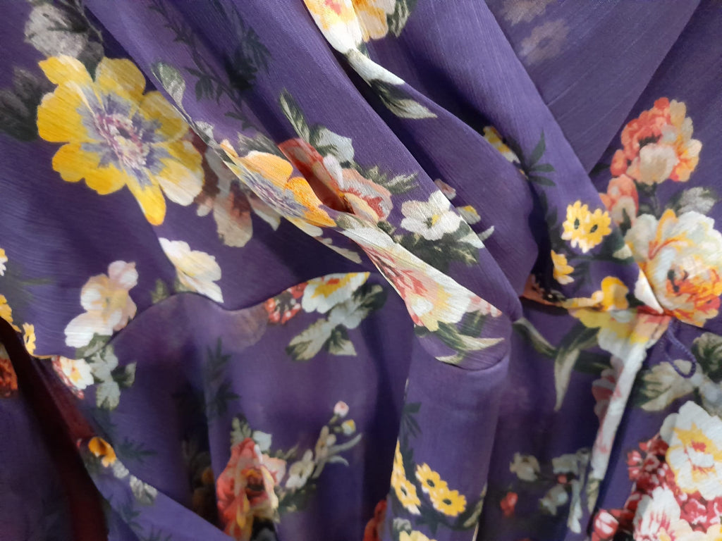 VESTIDO MORADO LARGO DE GASA CON ESTAMPADO FLORAL Y MANGA LARGA DKNY