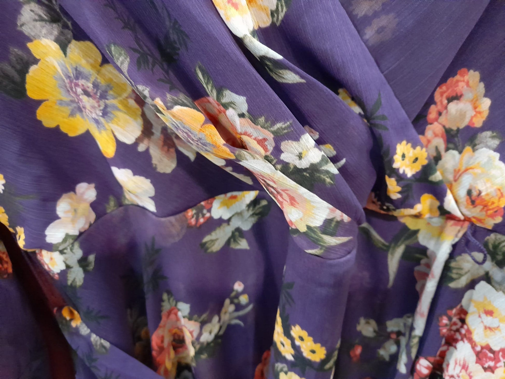 VESTIDO MORADO LARGO DE GASA CON ESTAMPADO FLORAL Y MANGA LARGA DKNY