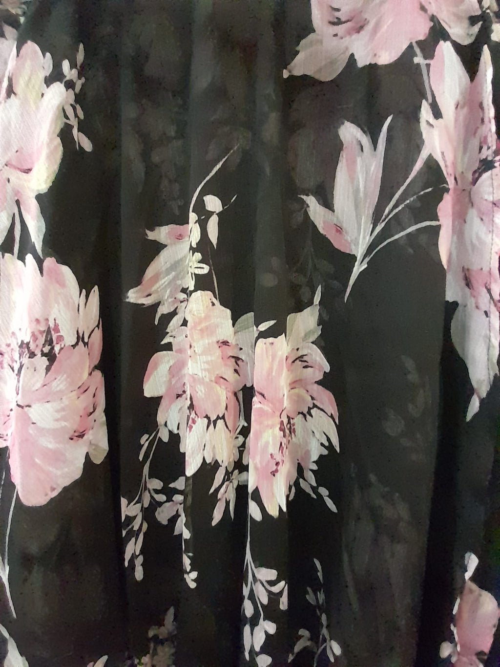 VESTIDO NEGRO LARGO CON ESTAMPADO FLORAL Y MANGA LARGA DKNY