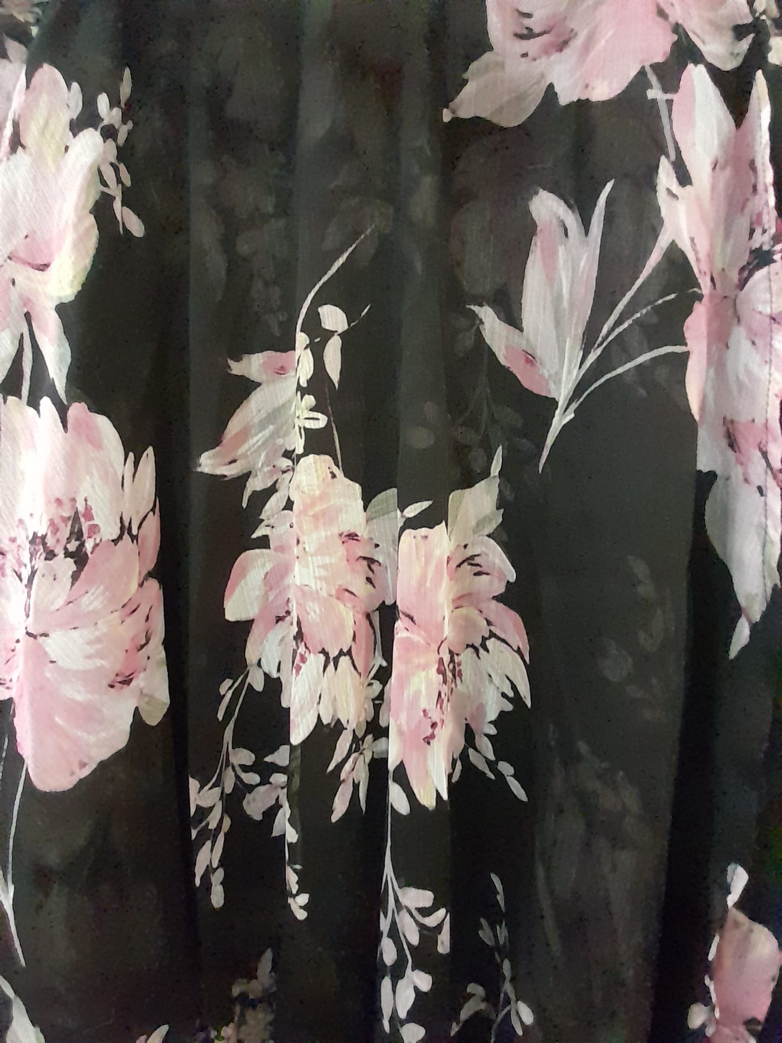 VESTIDO NEGRO LARGO CON ESTAMPADO FLORAL Y MANGA LARGA DKNY