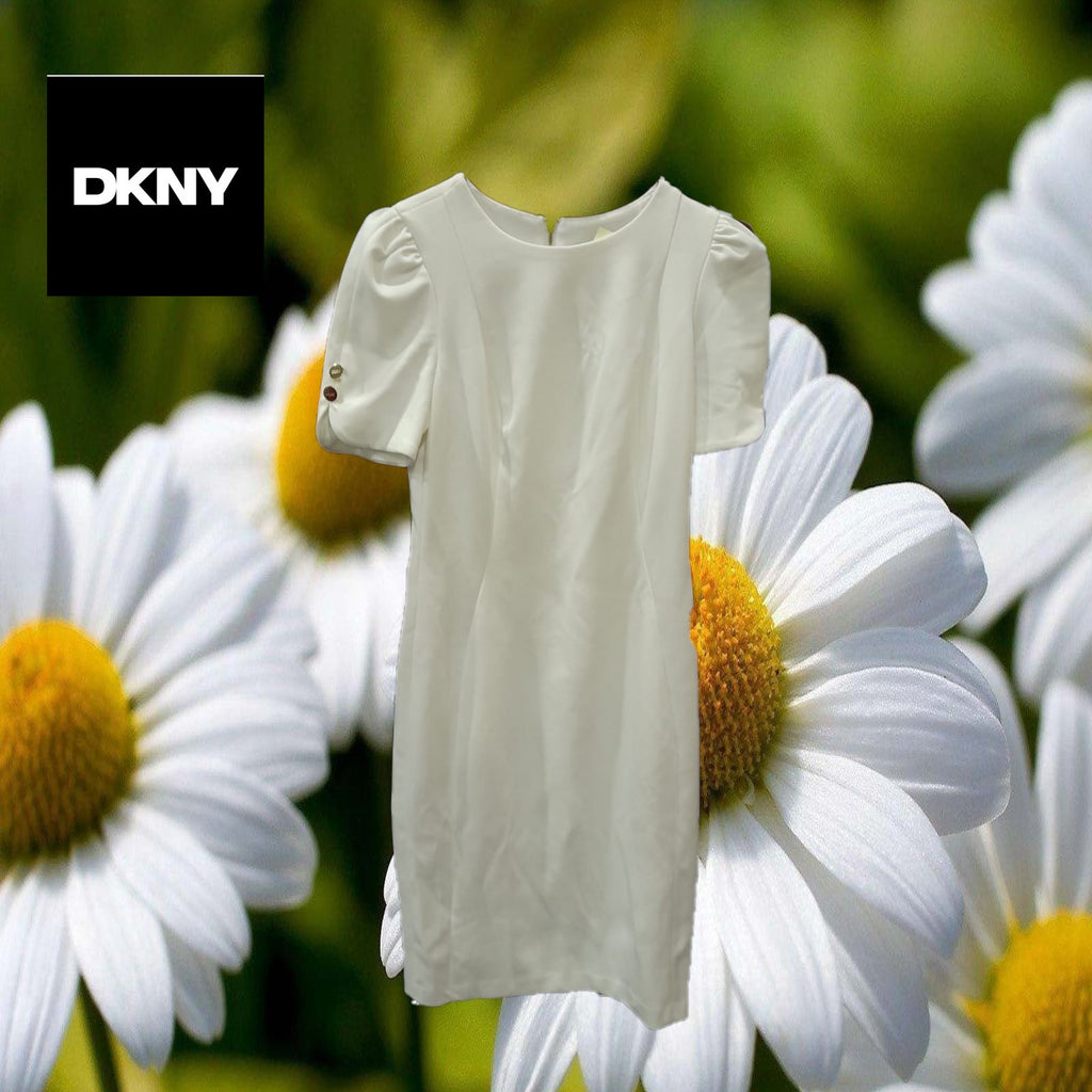VESTIDO BLANCO MIDI MANGA CORTA CON DETALLES DE BOTONES DORADOS DKNY ( TARA PEQUEÑA MANCHA MANGA IZQUIERDA )