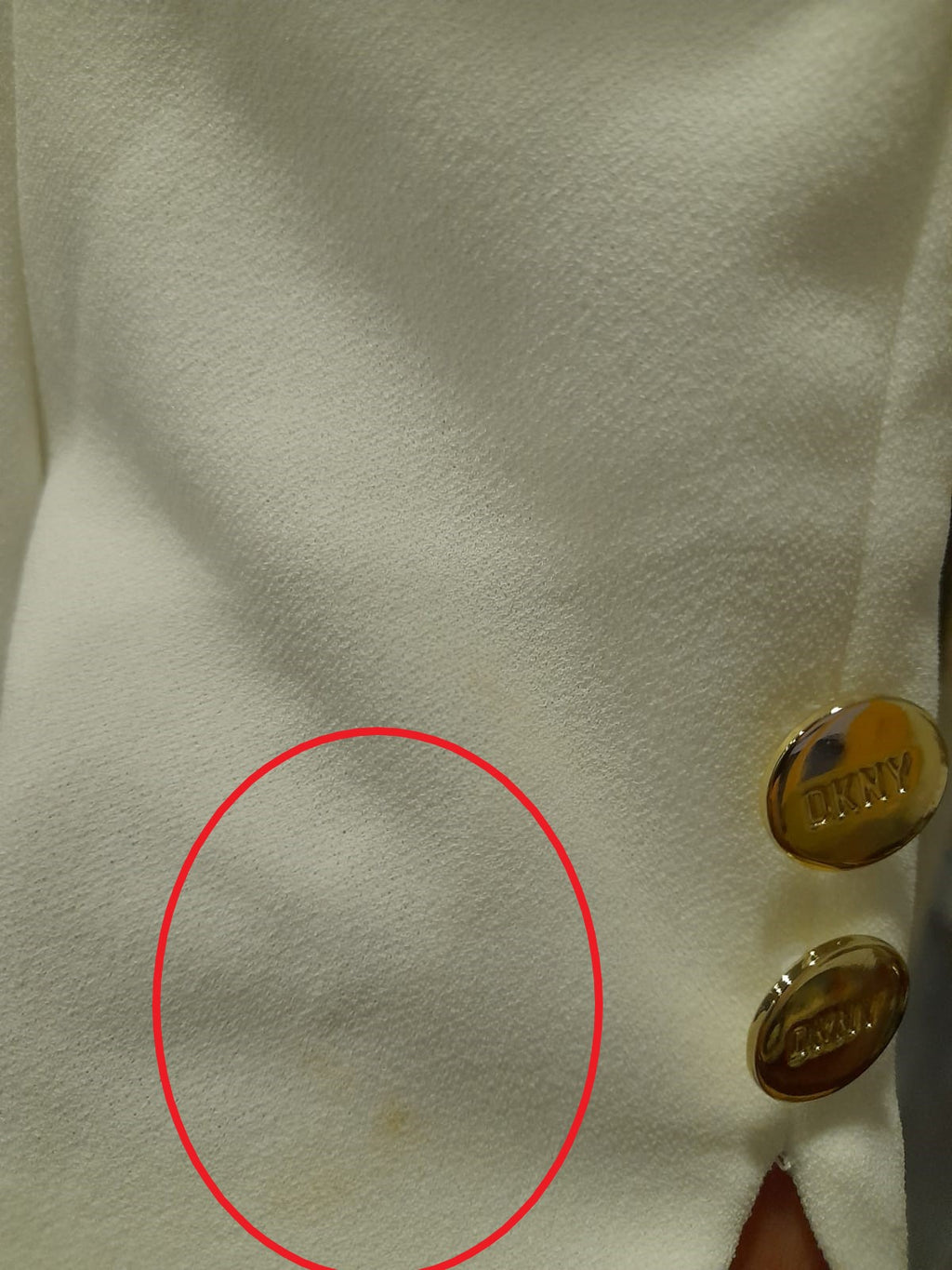 VESTIDO BLANCO MIDI MANGA CORTA CON DETALLES DE BOTONES DORADOS DKNY ( TARA PEQUEÑA MANCHA MANGA IZQUIERDA )