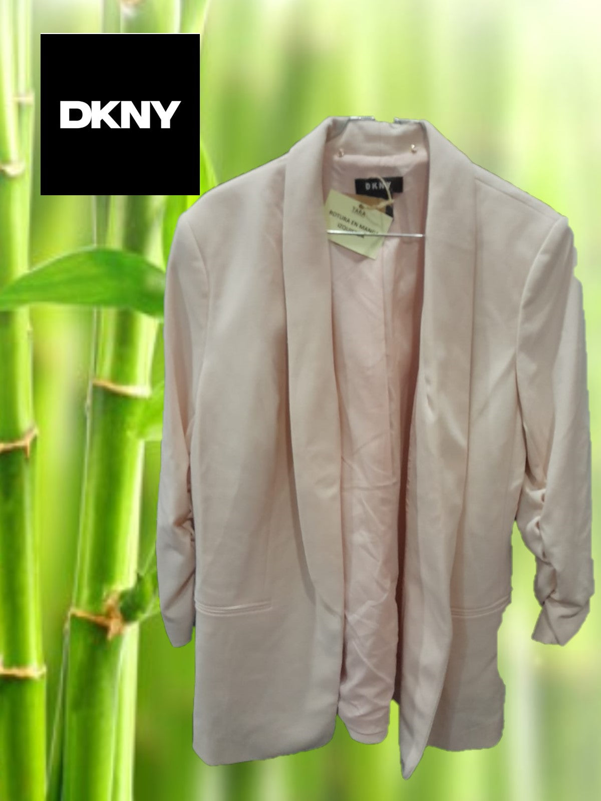 AMERICANA MUJER ROSA CON MANGAS ABULLONADAS DKNY ( TARA PEQUEÑO ENGANCHE EN MANGA IZQUIERDA )