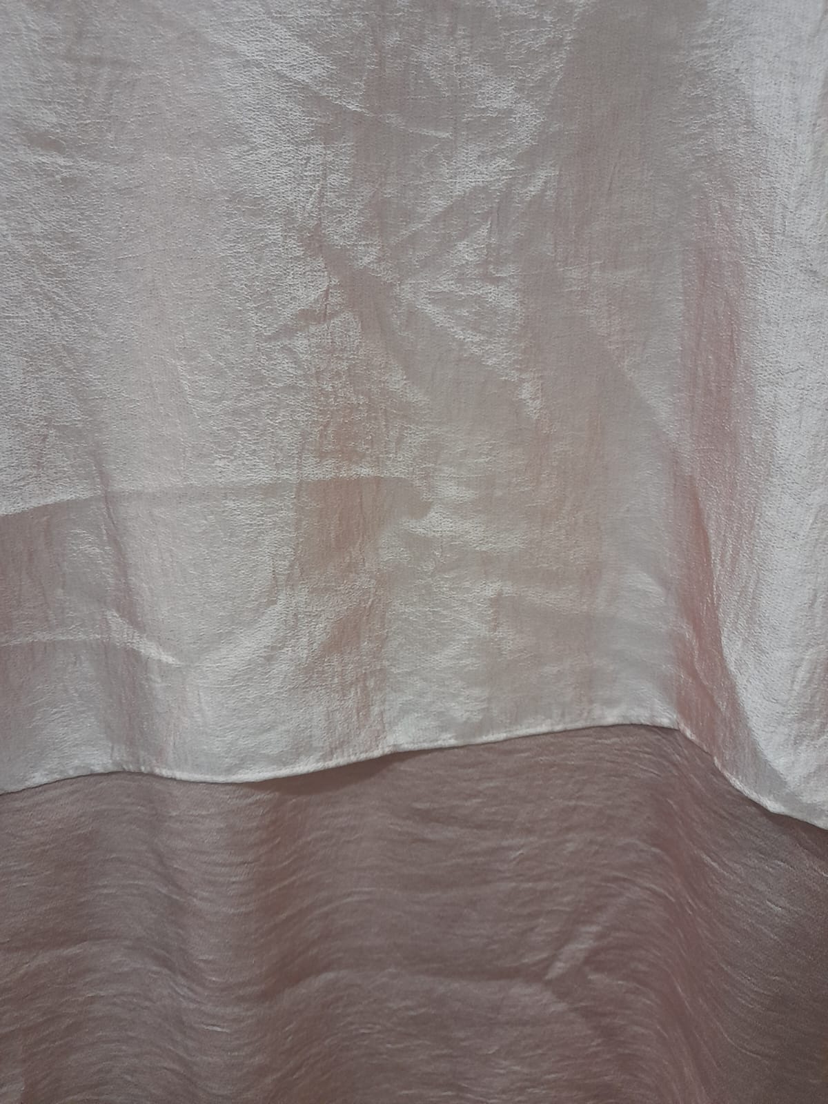 CAMISA MUJER ROSA DE RASO CON MANGA MURCIÉLAGO ( TARA PEQUEÑA MANCHA PARTE DELANTERA )