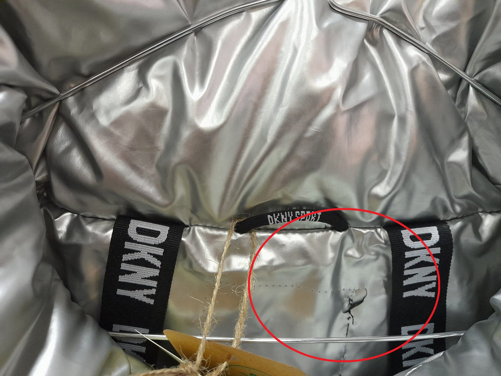 ABRIGO MUJER CORTO PLATEADO DKNY ( TARA ROTURA INTERIOR )