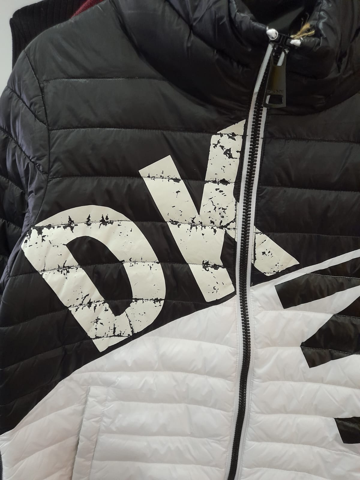 ABRIGO MUJER NEGRO Y BLANCO CON SERIGRAFIA DKNY ( TARA SERIGRAFÍA DETERIORADA )