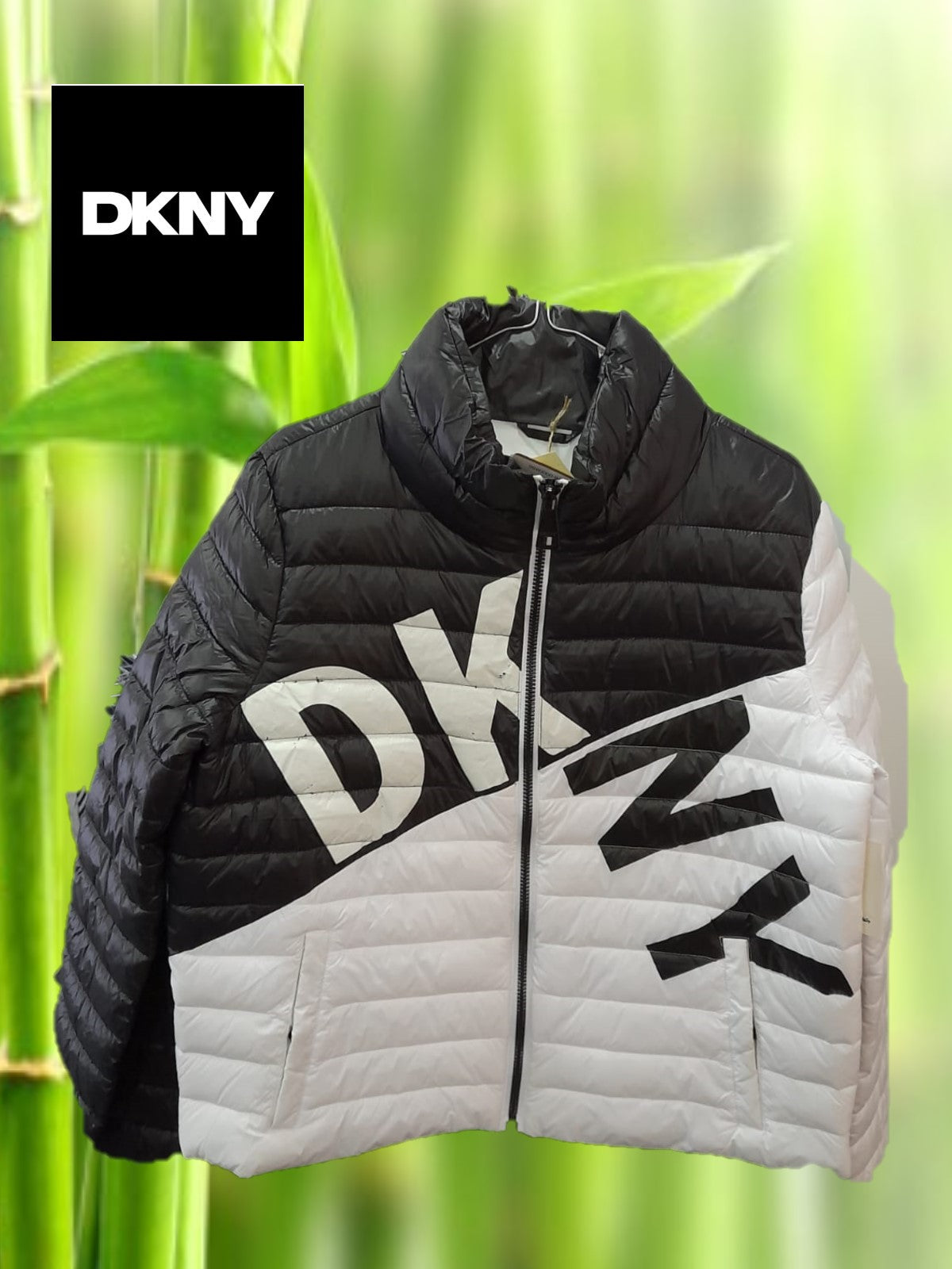 ABRIGO MUJER NEGRO Y BLANCO CON SERIGRAFIA DKNY ( TARA SERIGRAFÍA DETERIORADA )