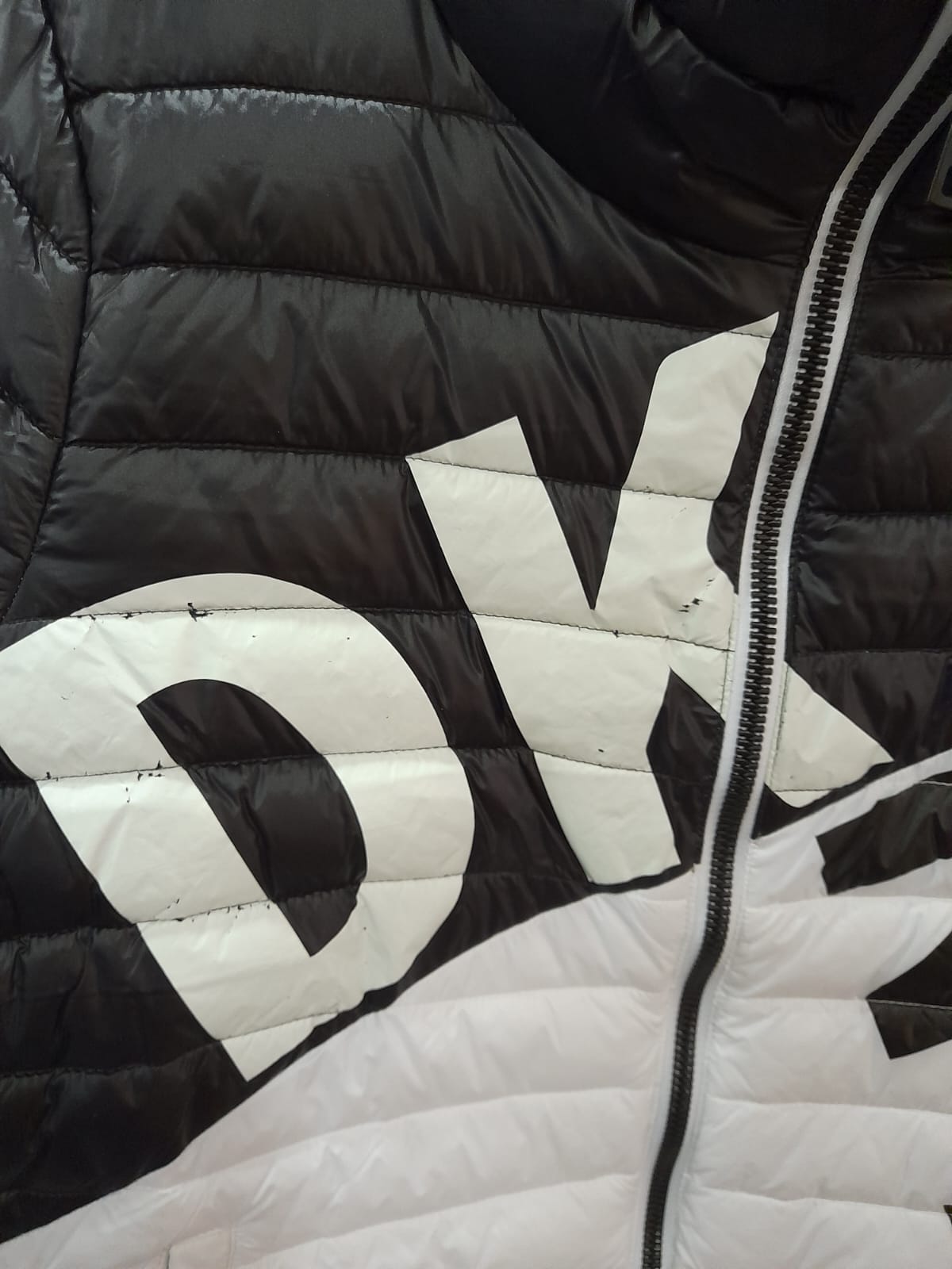 ABRIGO MUJER NEGRO Y BLANCO CON SERIGRAFIA DKNY ( TARA SERIGRAFÍA DETERIORADA )