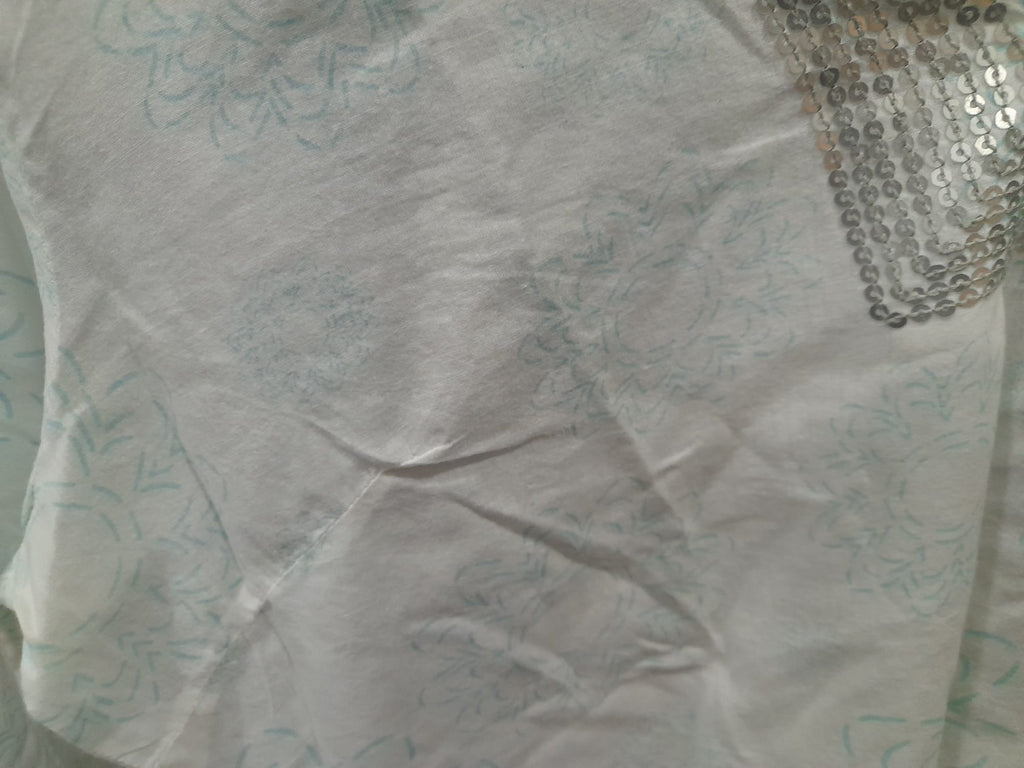 CAMISA MUJER BLANCA CON ESTAMPADO Y DETALLES DE LENTEJUELAS EN EL CUELLO MANGA LARGA