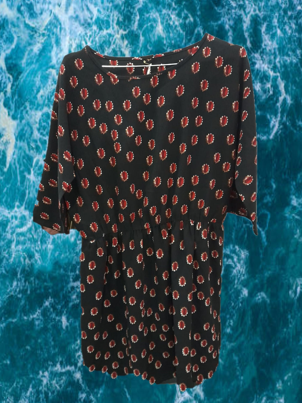 VESTIDO NEGRO CON ESTAMPADO ROJO