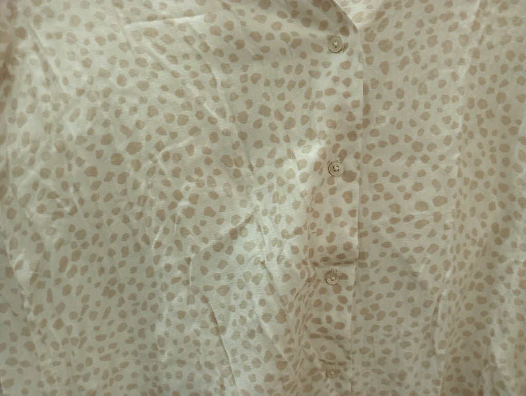 CAMISA MUJER BLANCA CON TOPOS BEIGE MANGA LARGA