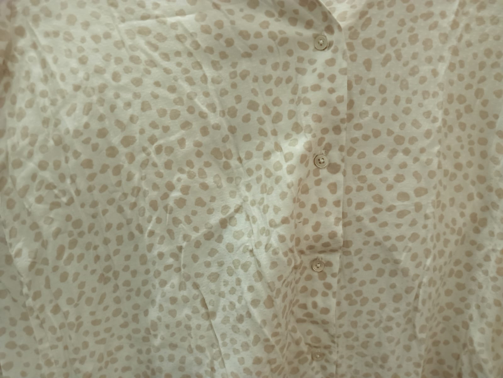 CAMISA MUJER BLANCA CON TOPOS BEIGE MANGA LARGA