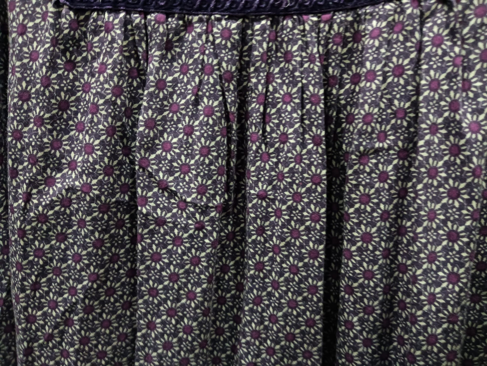 VESTIDO MIDI MORADO CON ESTAMPADO FLORAL Y MANGA LARGA