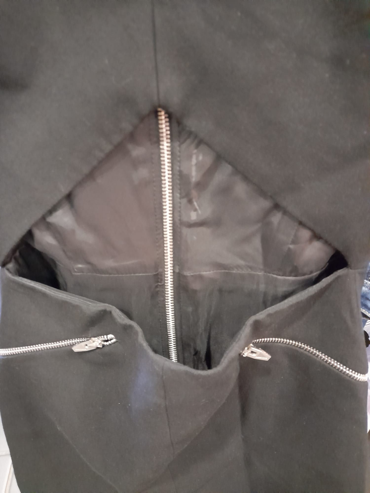 VESTIDO TIRANTES NEGRO CORTO CON ABERTURA DELANTERA