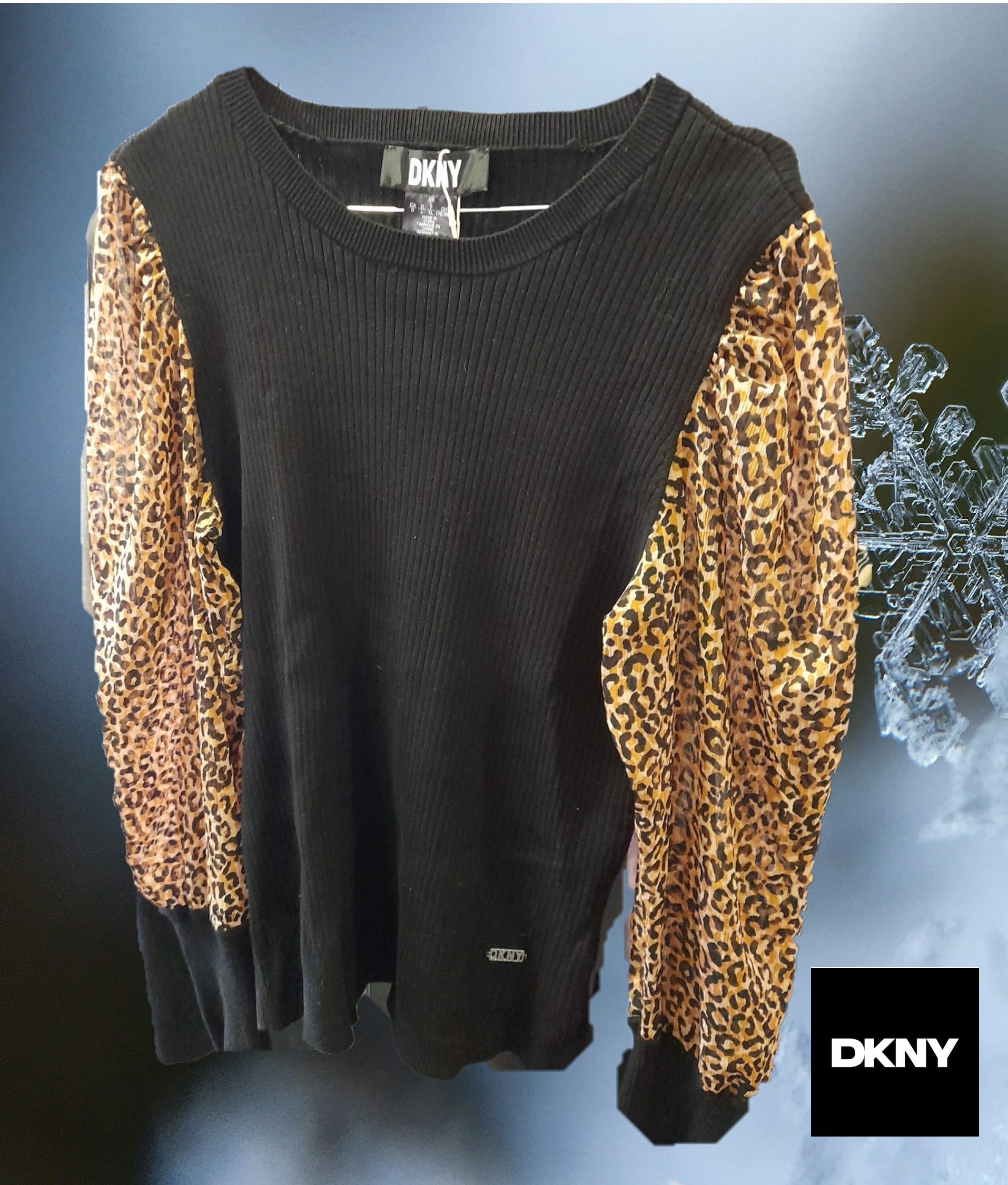 JERSEY NEGRO CON MANGAS EN GASA Y ESTAMPADO PRINT DKNY