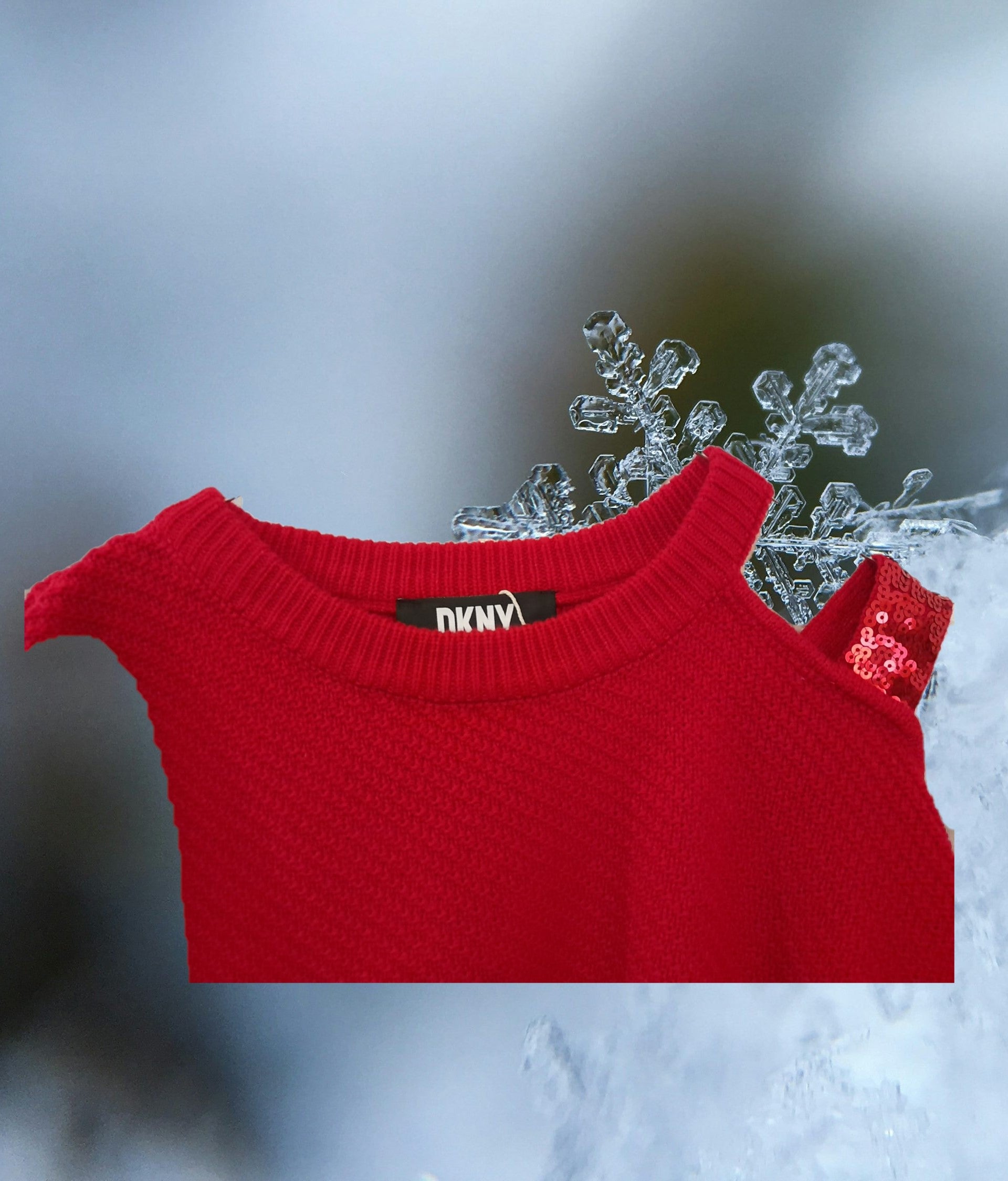 JERSEY ROJO CON ABERTURA EN HOMBRO IZQUIERDO Y DETALLE EN LENTEJUELAS DKNY
