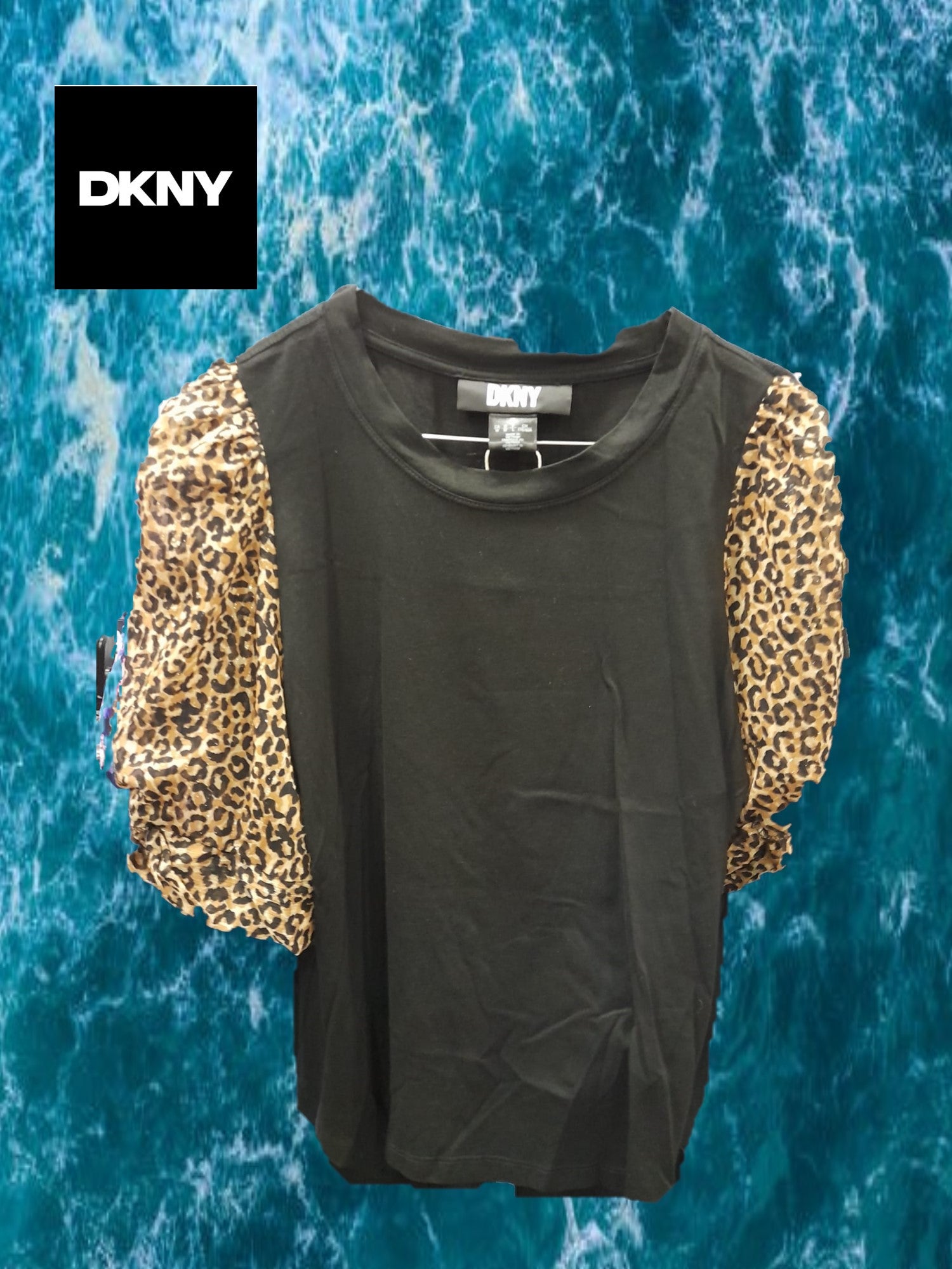 CAMISETA MUJER NEGRA CON MANGAS FRANCESAS EN GASA Y ESTAMPADO PRINT DKNY