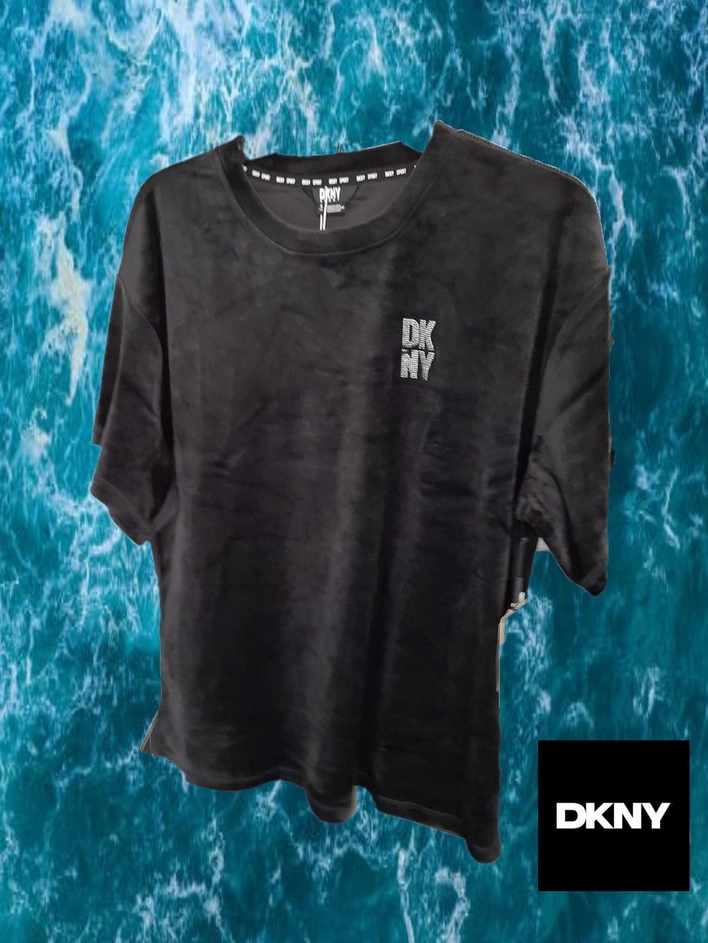 CAMISETA NEGRA TERCIOPELO CON LOGO DKNY EN BRILLANTES ( TARA FALTAN BRILLANTES EN LETRA "N")