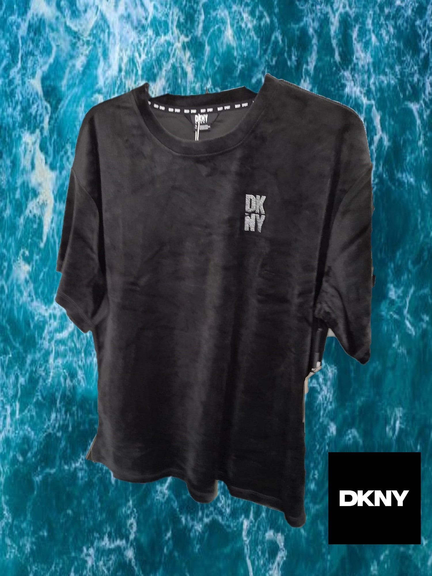 CAMISETA NEGRA TERCIOPELO CON LOGO DKNY EN BRILLANTES ( TARA FALTAN BRILLANTES EN LETRA "N")