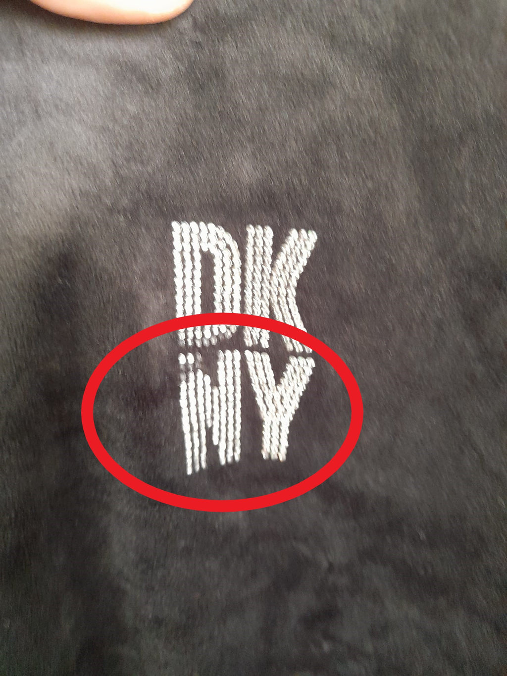 CAMISETA NEGRA TERCIOPELO CON LOGO DKNY EN BRILLANTES ( TARA FALTAN BRILLANTES EN LETRA "N")