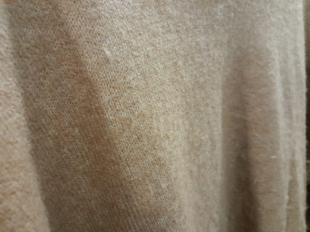JERSEY MARRÓN CON ABERTURAS EN HOMBRO DKNY ( TARA DESPELUCHADO )