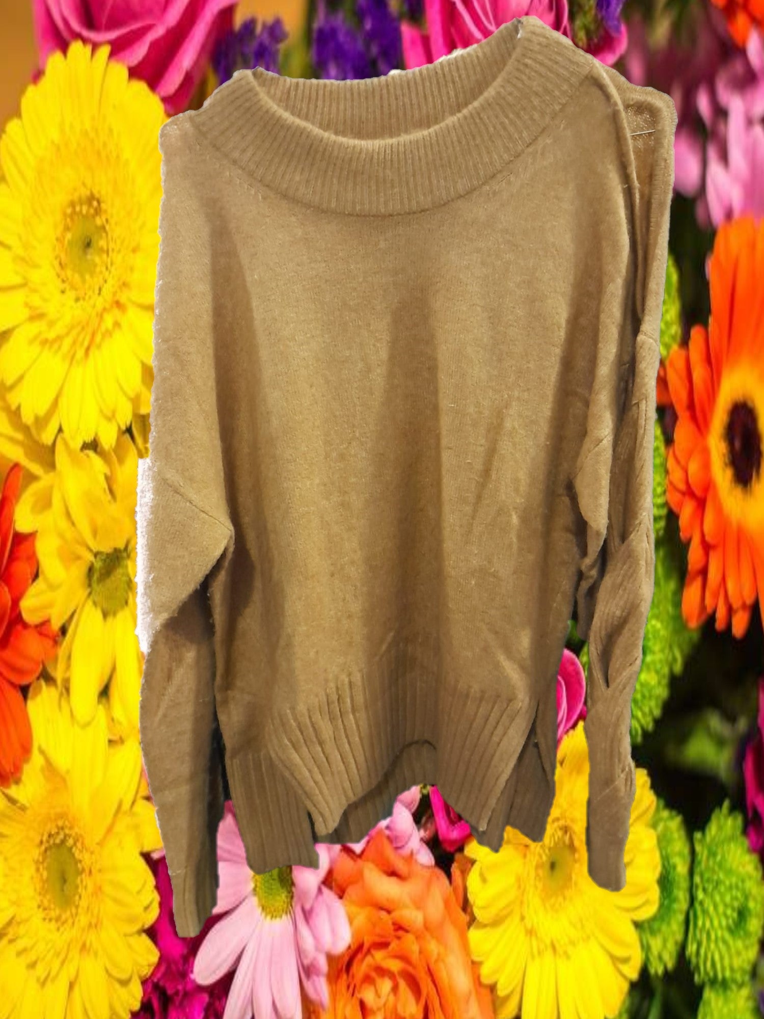 JERSEY MARRÓN CON ABERTURAS EN HOMBRO DKNY ( TARA DESPELUCHADO )