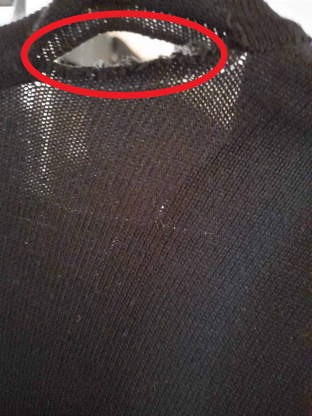 REBECA NEGRA DKNY ( TARA DESCOSIDO EN CUELLO )
