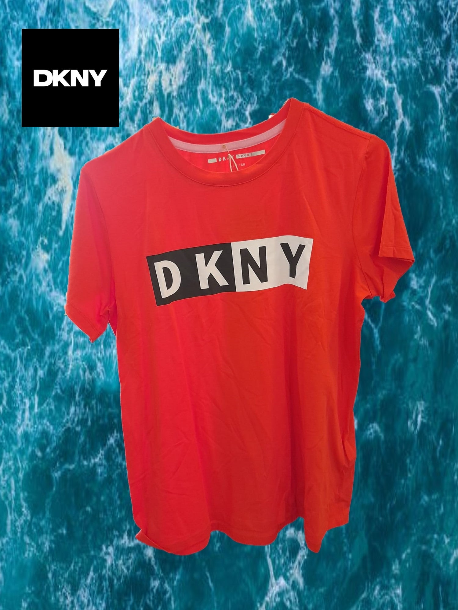 CAMISETA MANGA CORTA ROJA CON LOGO DKNY ( TARA ROTURA LATERAL IZQUIERDO )