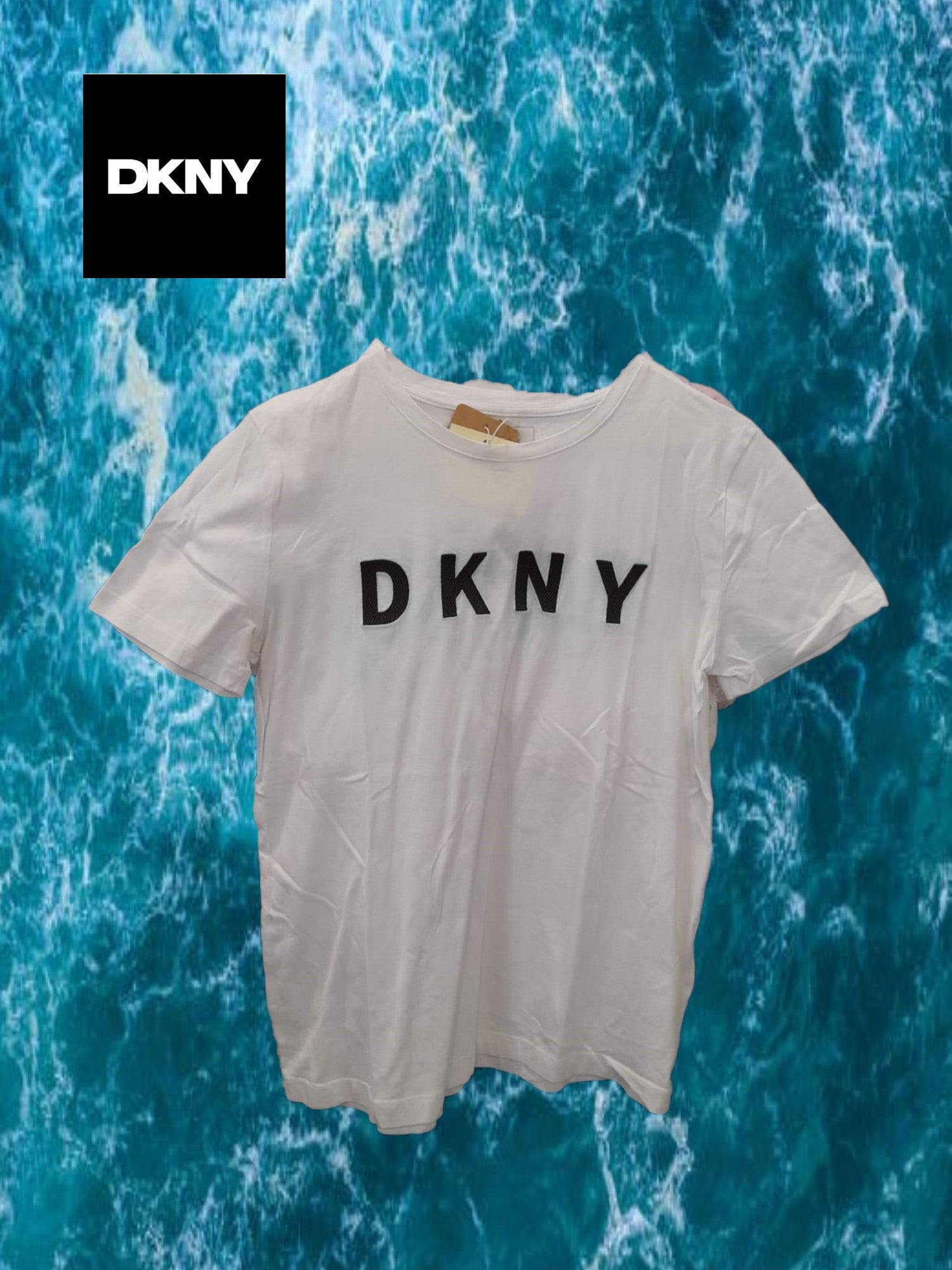 CAMISETA BLANCA MANGA CORTA CON LOGO BORDADO DKNY ( TARA DESCOLORIDA )