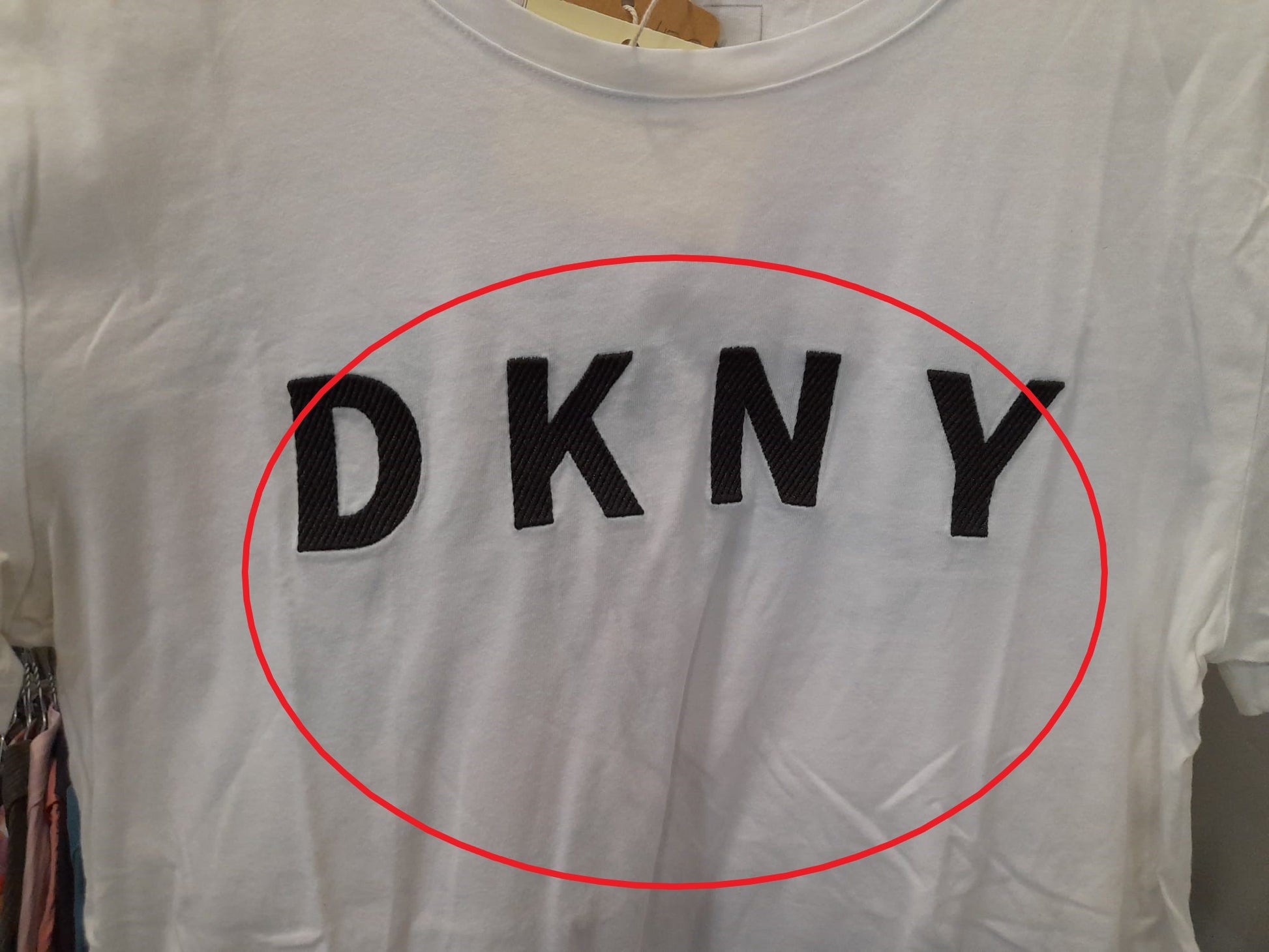 CAMISETA BLANCA MANGA CORTA CON LOGO BORDADO DKNY ( TARA DESCOLORIDA )