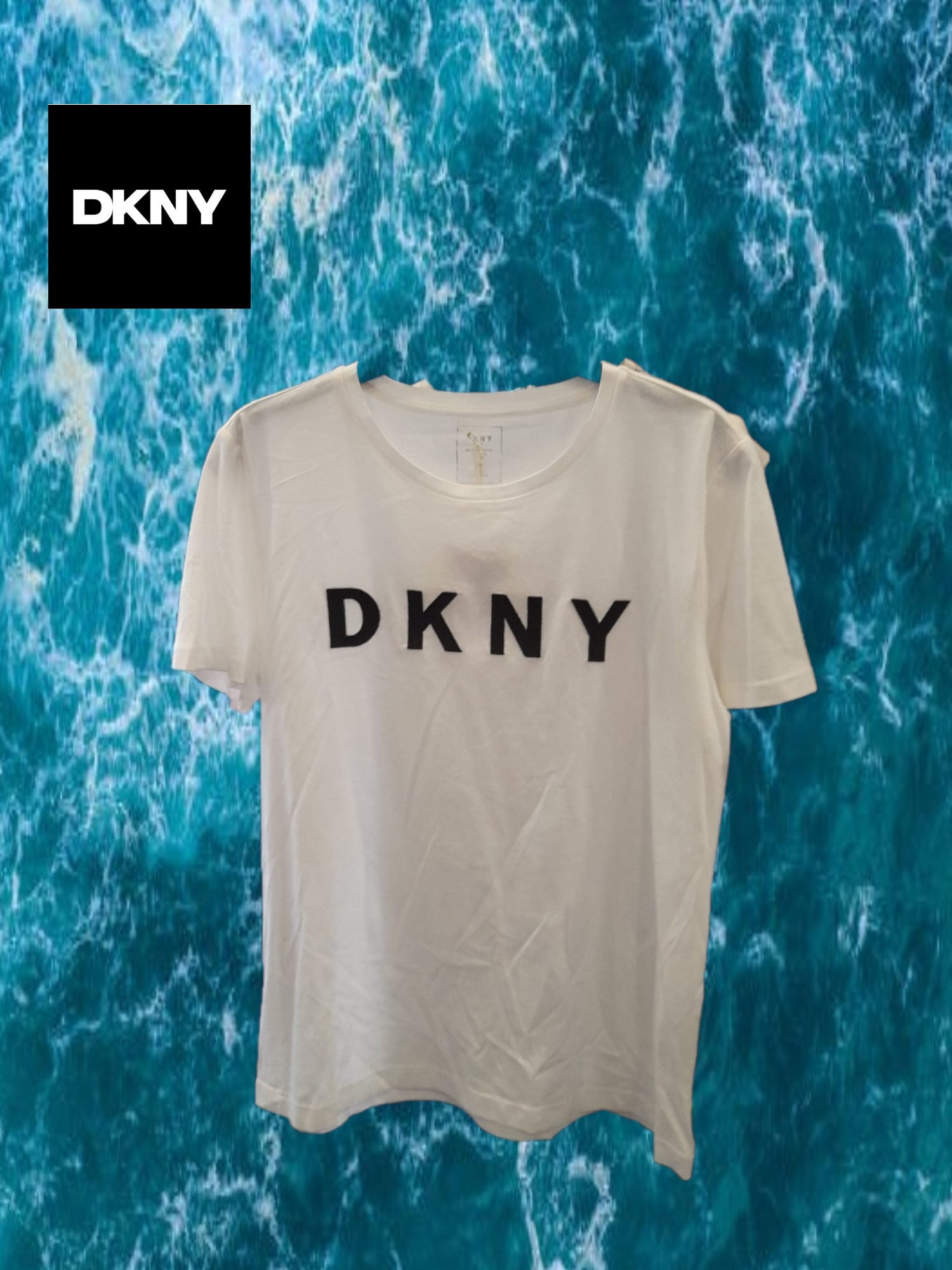 CAMISETA BLANCA MANGA CORTA CON LOGO BORDADO DKNY ( TARA ROTURA PARTE SUPERIOR DERECHA )