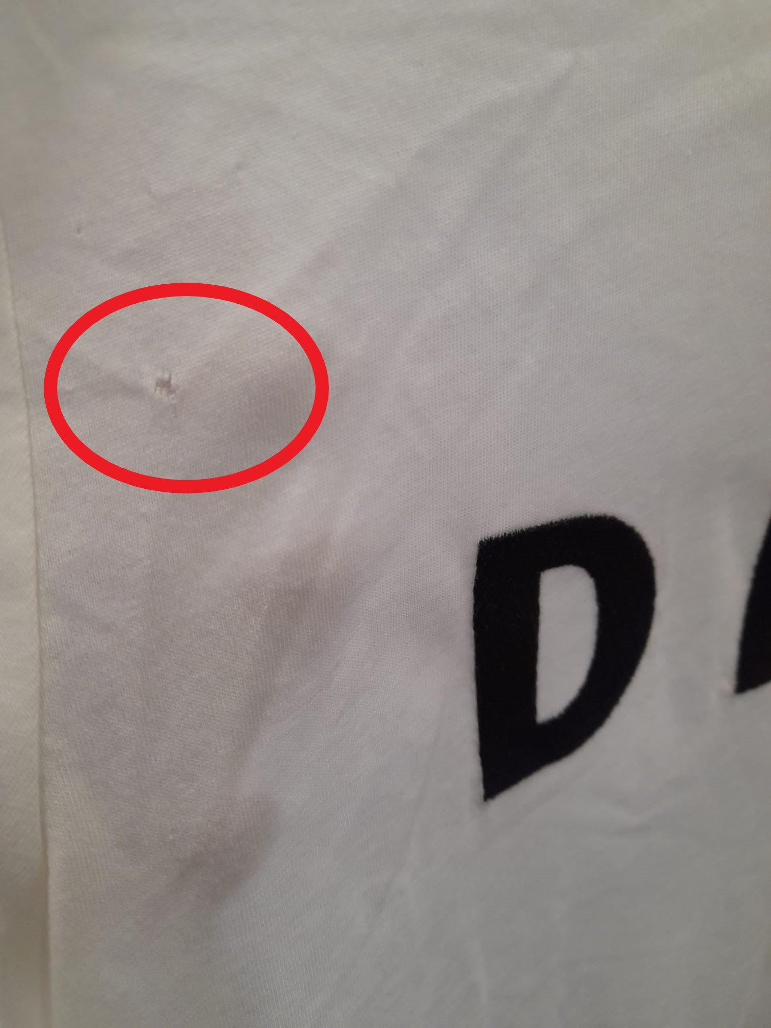 CAMISETA BLANCA MANGA CORTA CON LOGO BORDADO DKNY ( TARA ROTURA PARTE SUPERIOR DERECHA )