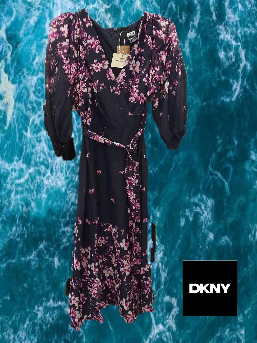 VESTIDO LARGO AZUL MARINO DE GASA CON ESTAMPADO FLORAL VIOLETA Y MANGA FRANCESA DKNY ( TARA ENGANCHADO )