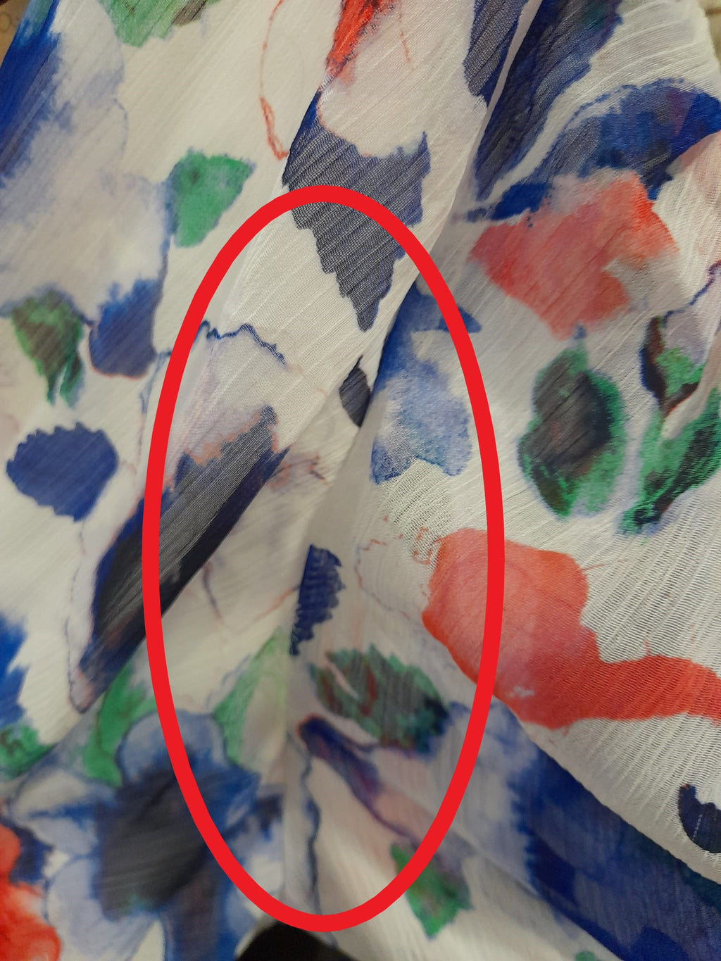 VESTIDO LARGO BLANCO DE GASA CON ESTAMPADO FLORAL Y MANGA FRANCESA FRUNCIDA DKNY ( RASGADO BRAZO IZQUIERDO )