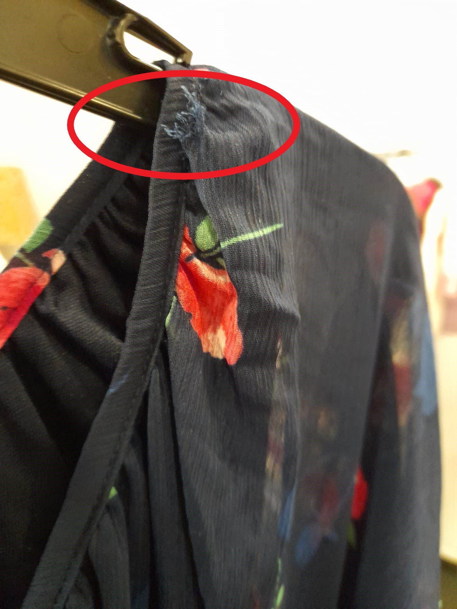 VESTIDO LARGO AZUL MARINO DE GASA CON ESTAMPADO FLORAL Y MANGA FRANCESA DKNY ( TARA CUELLO DESGASTADO )
