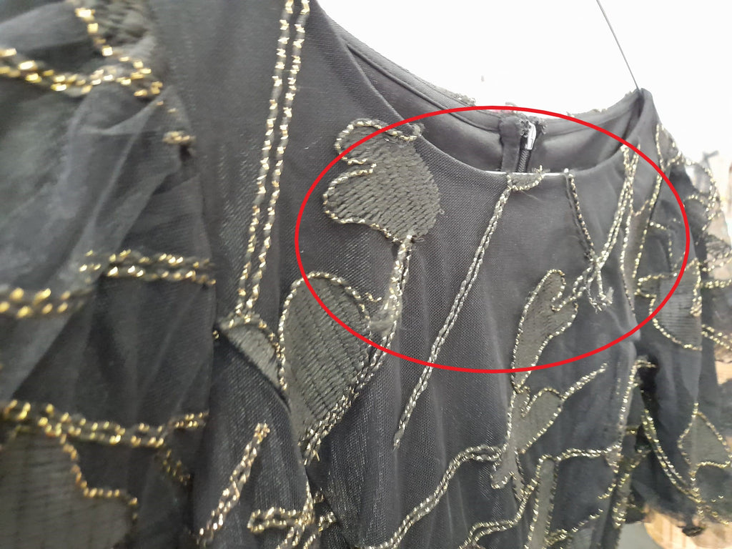 VESTIDO NEGRO MIDI CON BORDADOS DORADOS DKNY ( TARA DESCOSIDOS BORDADOS CUELLO )