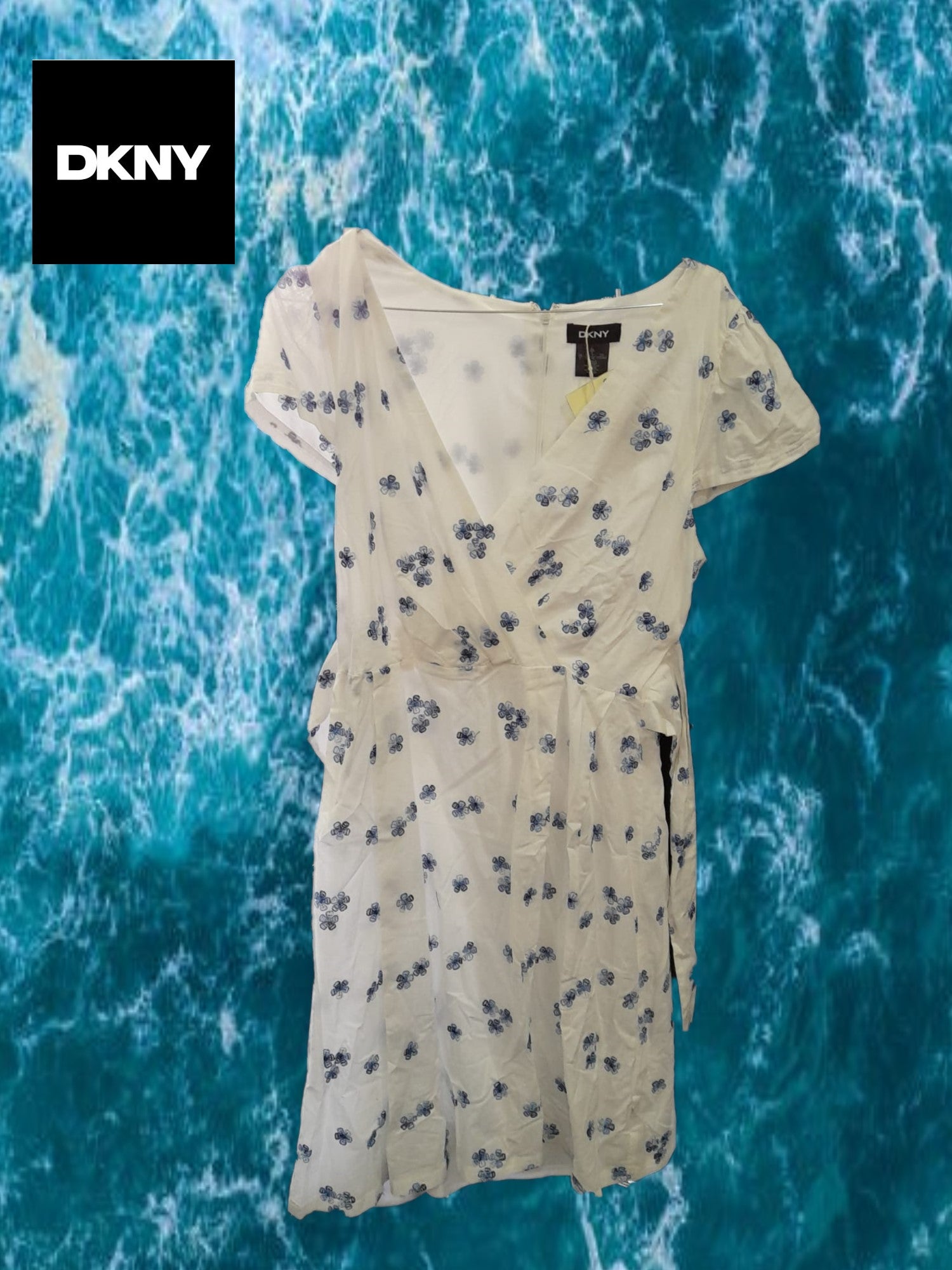 VESTIDO BLANCO LARGO MANGA CORTA CON FLORES AZULES BORDADAS DKNY