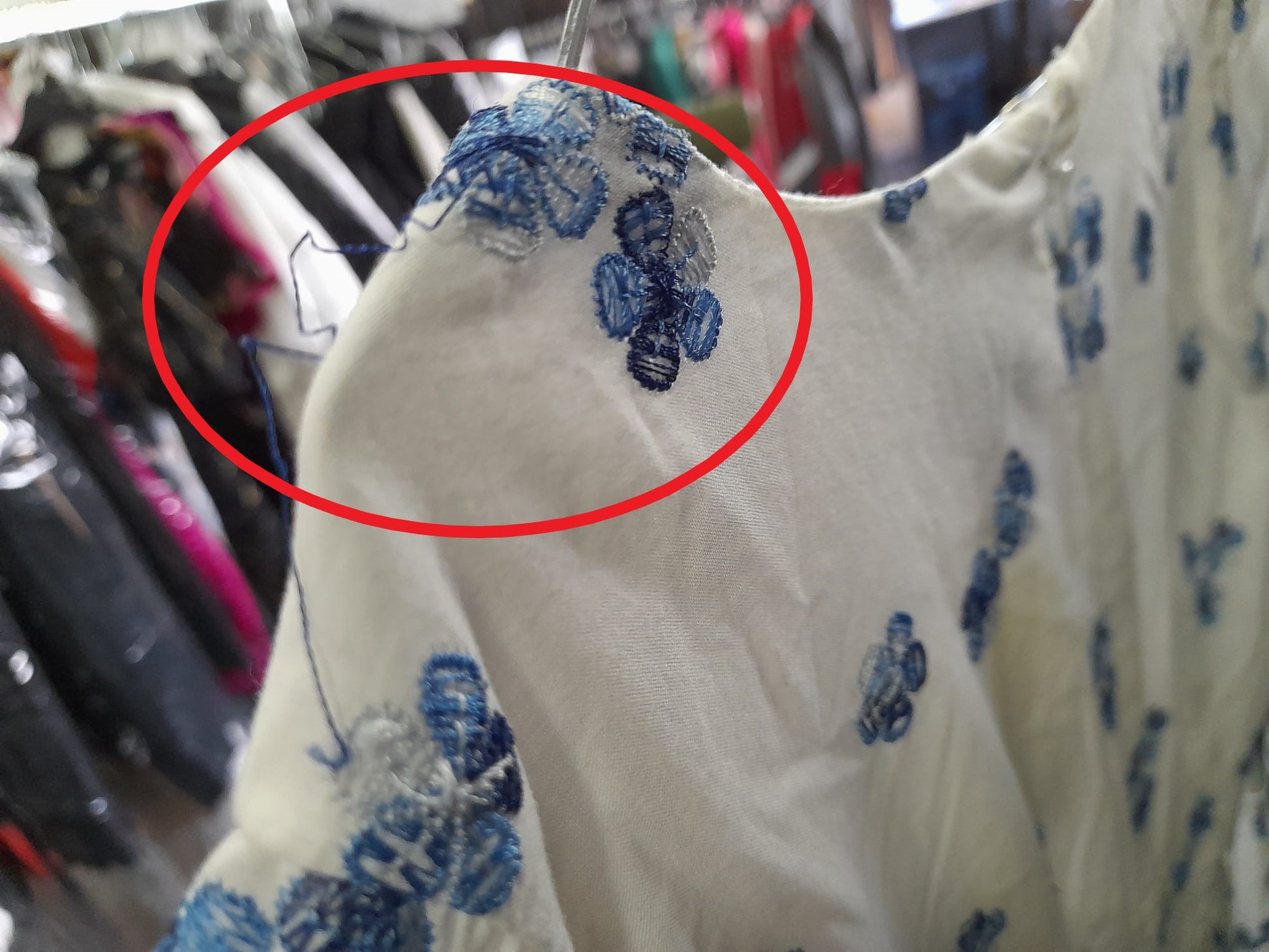 VESTIDO BLANCO LARGO MANGA CORTA CON FLORES AZULES BORDADAS DKNY