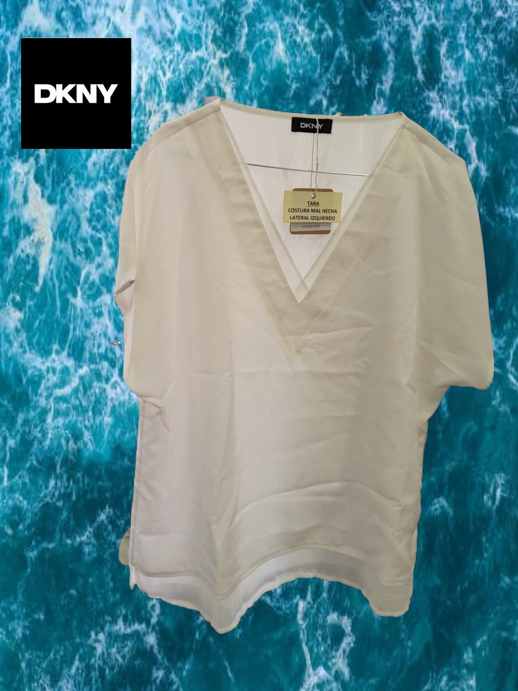 BLUSA BLANCA MANGA CORTA DKNY ( TARA COSTURA MAL HECHA LATERAL IZQUIERDO )
