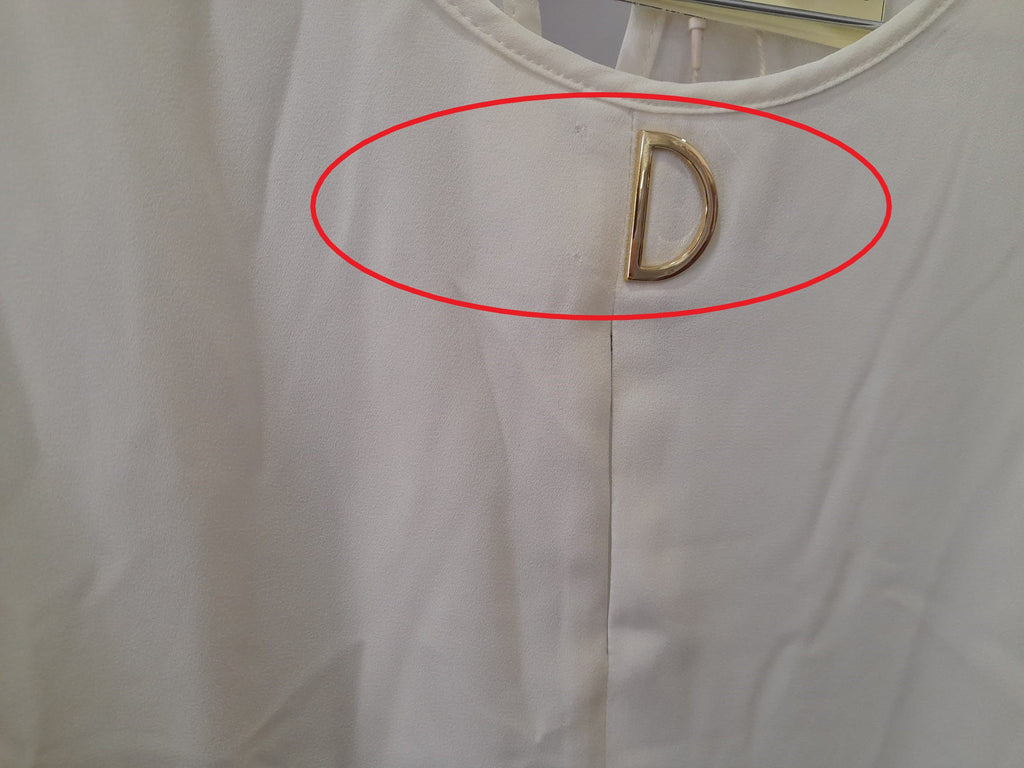 BLUSA BLANCA MANGA LARGA DKNY ( TARA FALTA ADORNO CUELLO )