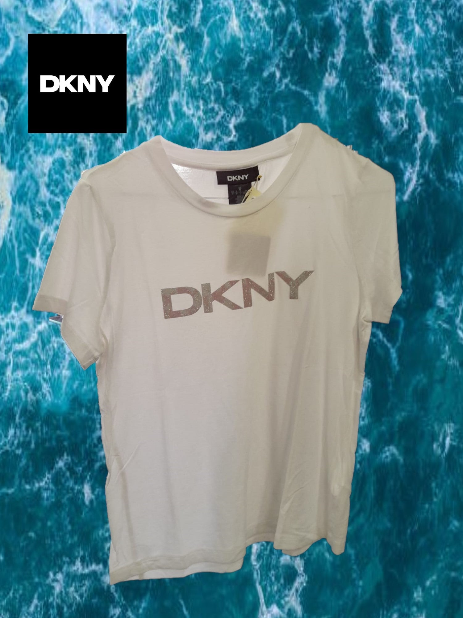 CAMISETA BLANCA MANGA CORTA CON LOGO DKNY ( TARA ROZADURA FRONTAL DERECHA )