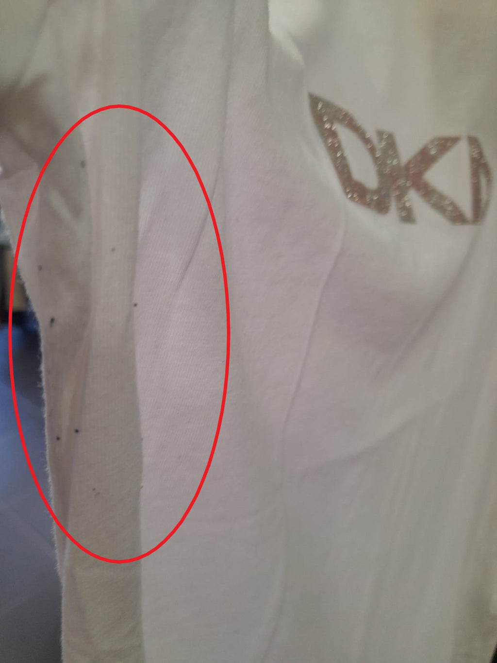 CAMISETA BLANCA MANGA CORTA CON LOGO DKNY ( TARA ROZADURA FRONTAL DERECHA )