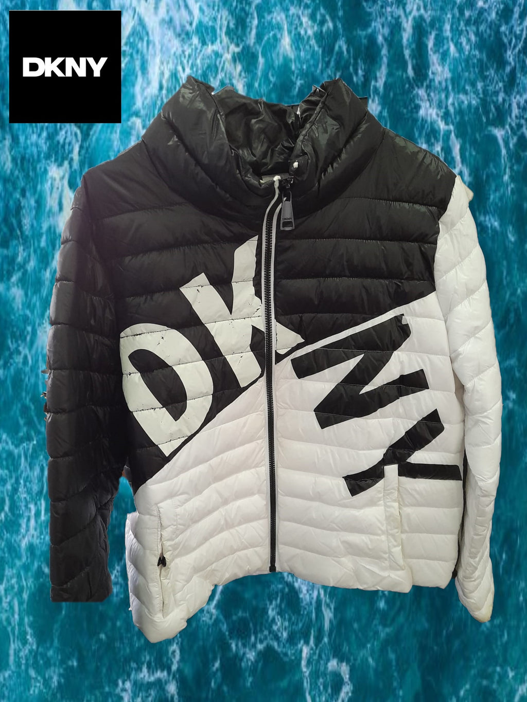 ANORAK BLANCO Y NEGRO DKNY ( TARA VINILO ESTROPEADO Y MANCHA PUÑO IZQUIERDO  )