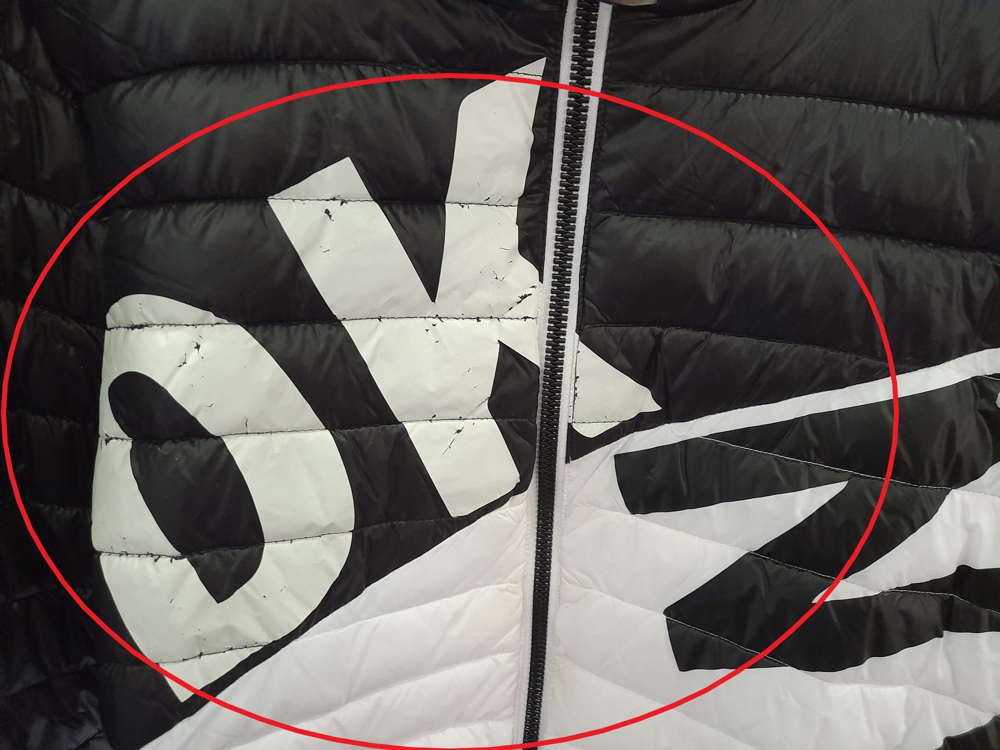 ANORAK BLANCO Y NEGRO DKNY ( TARA VINILO ESTROPEADO Y MANCHA PUÑO IZQUIERDO  )