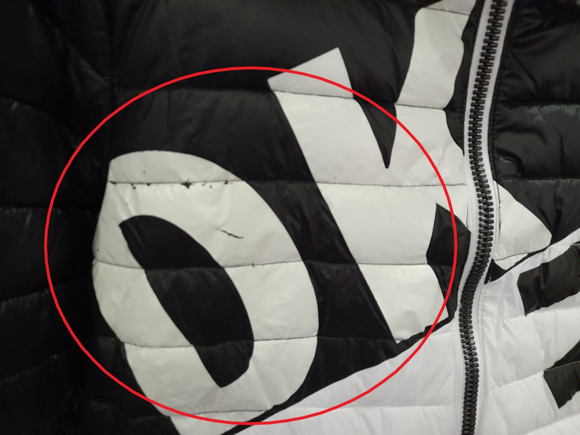 ANORAK BLANCO Y NEGRO DKNY ( TARA VINILO ESTROPEADO )