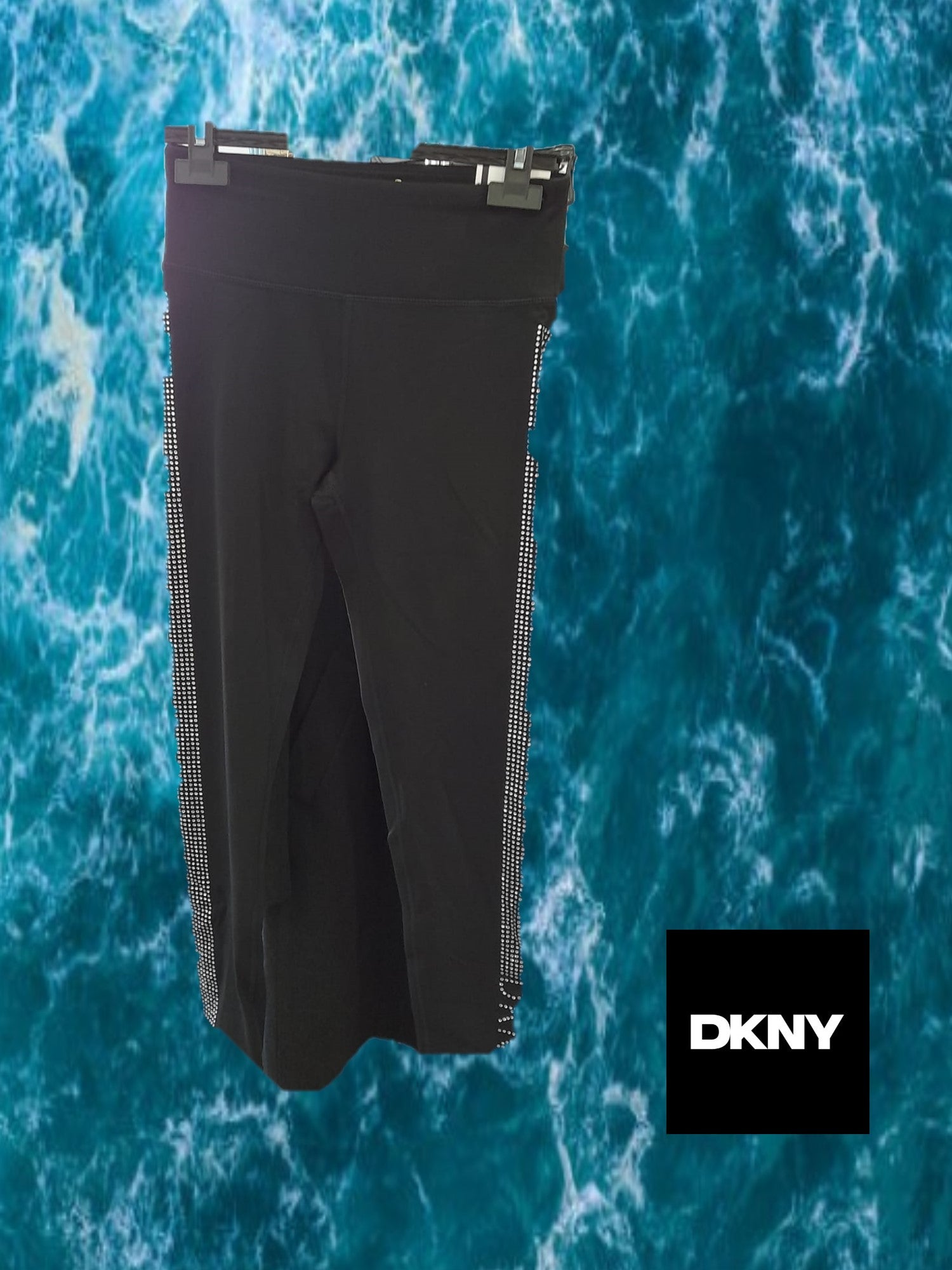 LEGGING NEGRO CON BRILLANTES EN LOS LATERALES DKNY ( TARA ROTURA PARTE TRASERA )