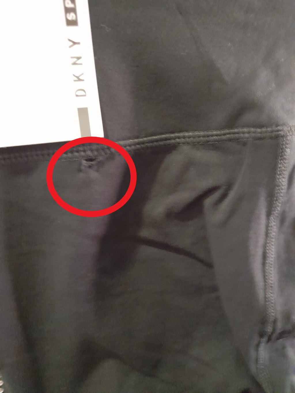 LEGGING NEGRO CON BRILLANTES EN LOS LATERALES DKNY ( TARA ROTURA PARTE TRASERA )