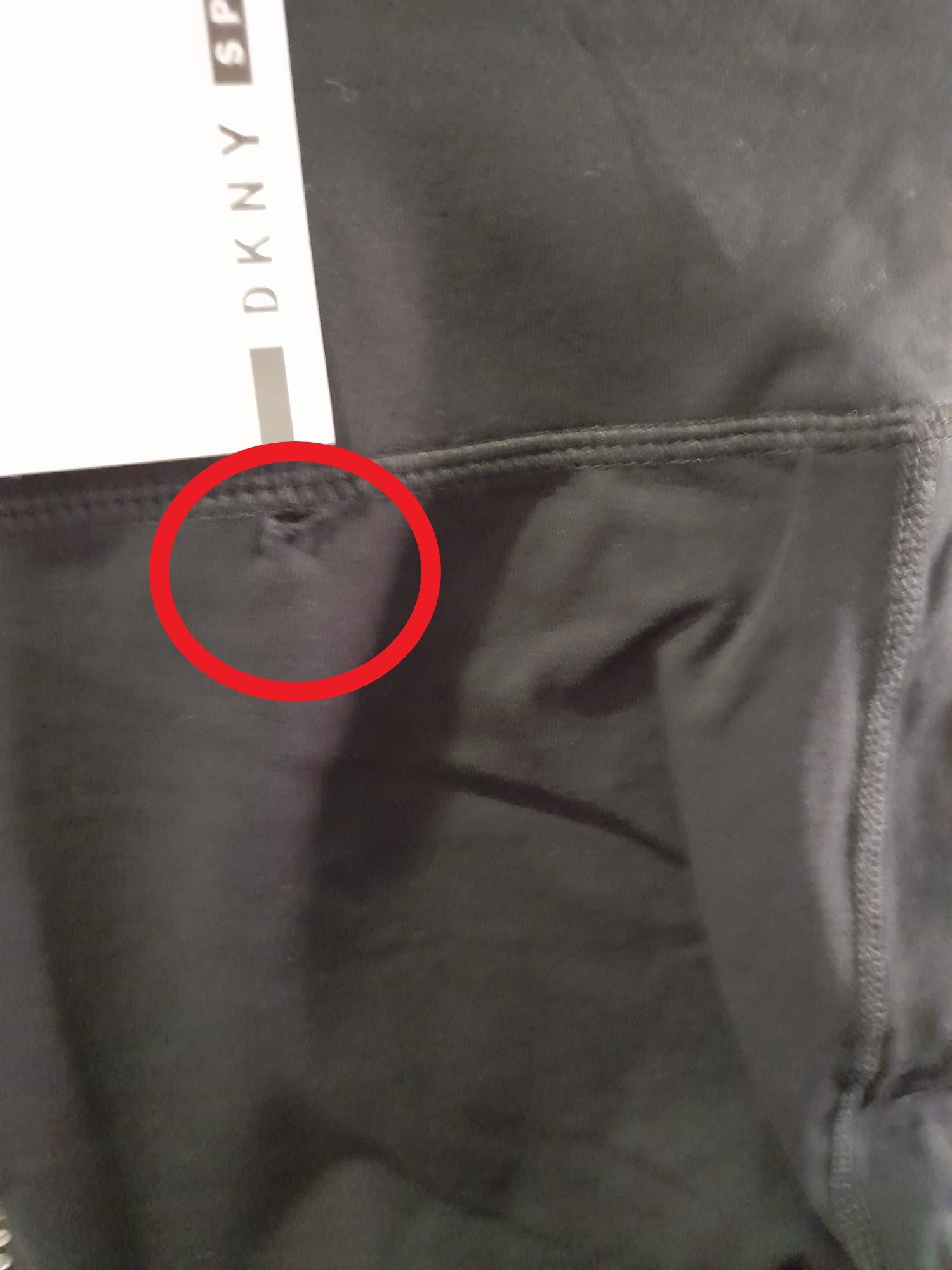 LEGGING NEGRO CON BRILLANTES EN LOS LATERALES DKNY ( TARA ROTURA PARTE TRASERA )