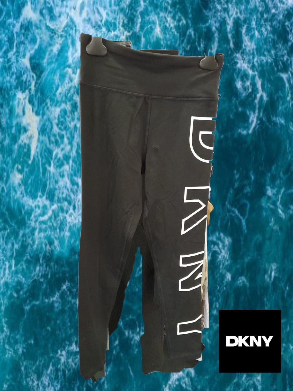 LEGGING NEGRO CON LOGO DKNY EN LATERAL PIERNA ( TARA ROTURA PARTE DELANTERA )