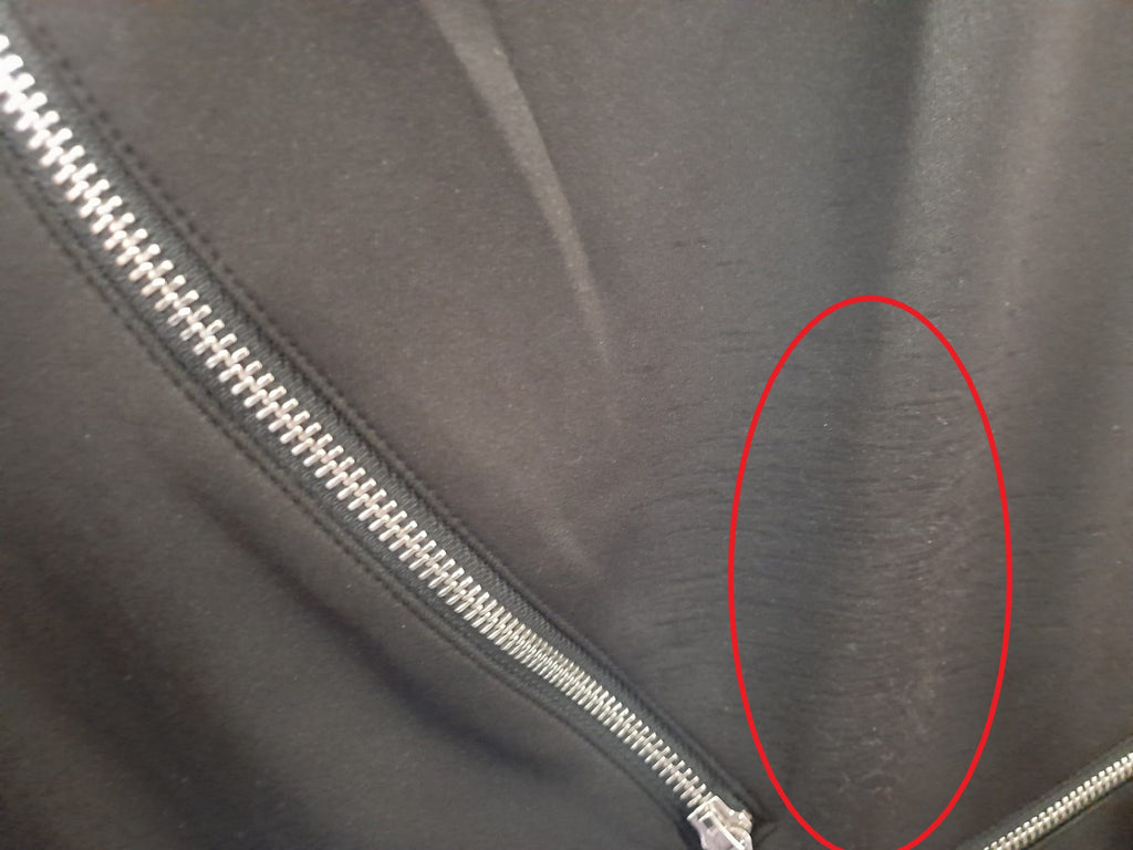 VESTIDO NEGRO MIDI TIRANTES Y DETALLES DE CREMALLERA DKNY ( TARA ROZADO EN PECHO )